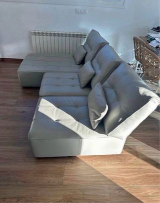 Sofá de piel beige y blanco