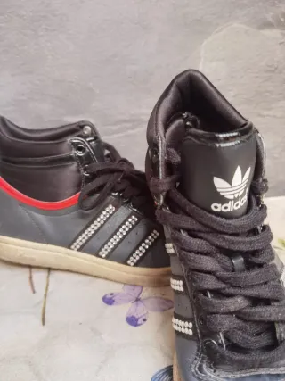 Adidas Zapatillas Negras y Rojas con Tachuelas