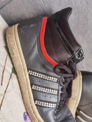 Adidas Zapatillas Negras y Rojas con Tachuelas