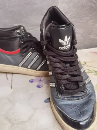 Adidas Zapatillas Negras y Rojas con Tachuelas