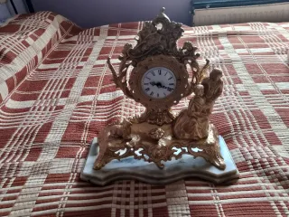 Reloj de bronce antiguo