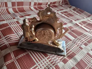 Reloj de bronce antiguo