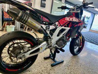 Aprilia sxv 550 Supermotard Moto Negra/Roja
