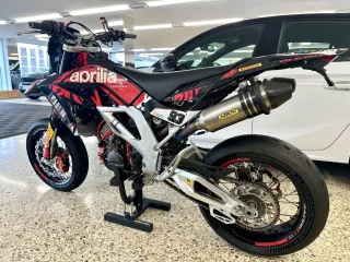 Aprilia sxv 550 Supermotard Moto Negra/Roja