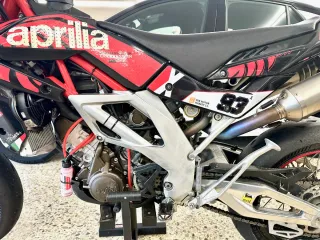 Aprilia sxv 550 Supermotard Moto Negra/Roja