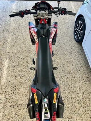 Aprilia sxv 550 Supermotard Moto Negra/Roja