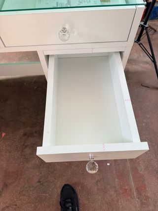 Mesa de maquillaje  pesa unos 70kg