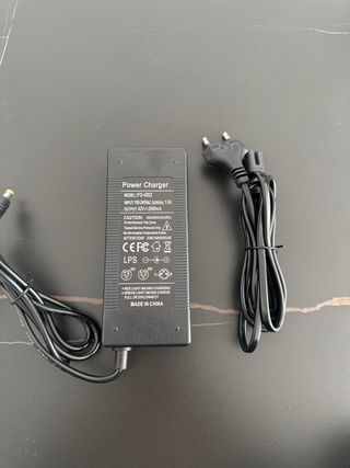 Cargador Patinete Eléctrico 42V 2A