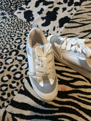 Zapatillas grises y blancas zara