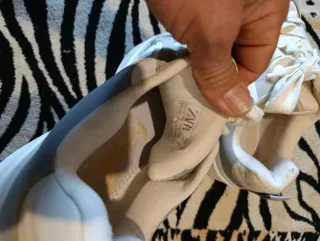 Zapatillas grises y blancas zara