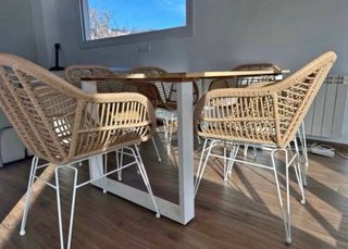 Mesa de comedor de madera y  ratan  Esta desmontad