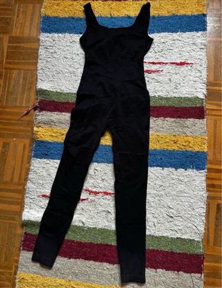 Mono negro espalda descubierta