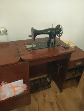 Máquina de coser Singer con armario