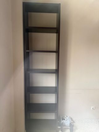 Estantería de madera oscura