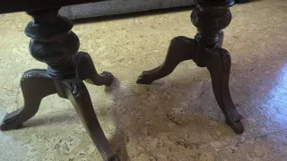 Mesa de salón de madera