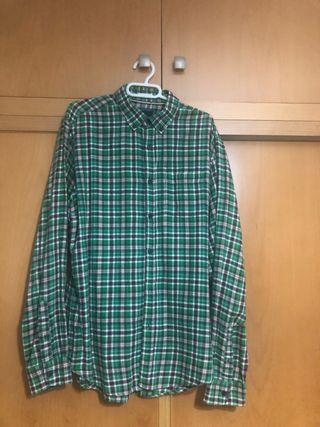 Camisa de cuadros verde y negra