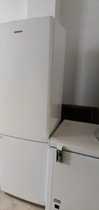 Frigorífico blanco con cajones