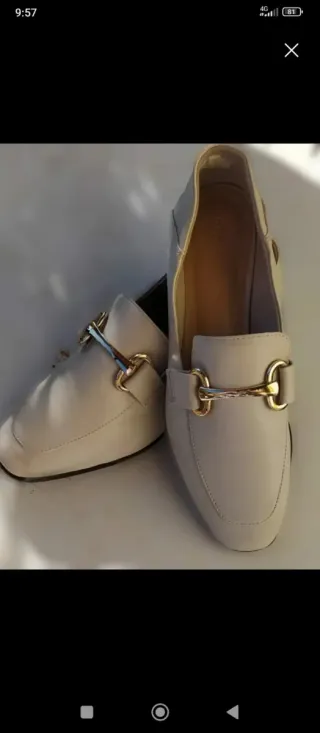 Zapatos planos mujer beige con detalle dorado