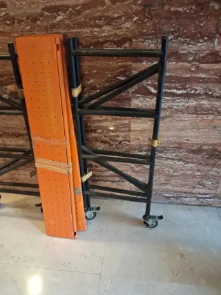 Mini andamio con ruedas. Cada cuerpo hace 1,21.