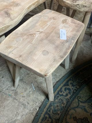 Bancos rústicos de madera