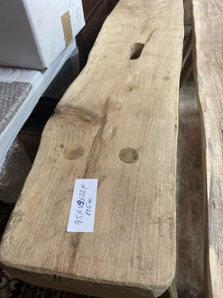 Bancos rústicos de madera