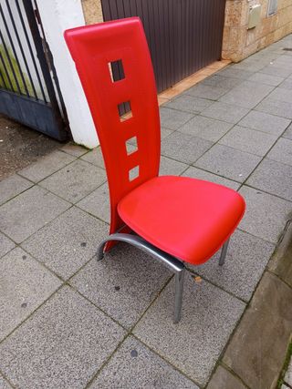 Silla roja moderna