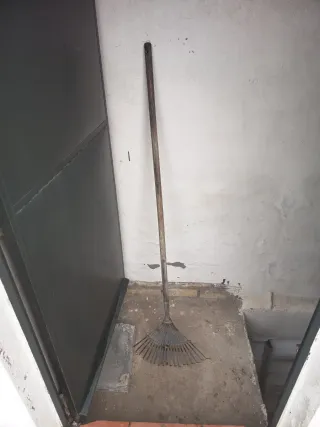 Rastrillo metálico de jardín