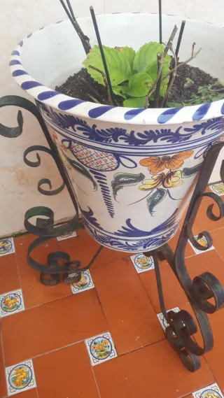 Macetón Cerámica con Pie de Hierro