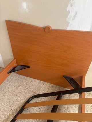 Cama individual de madera de nogal