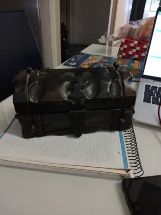 Baúl de madera y metal decorativo