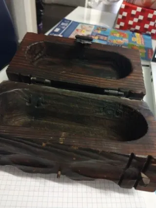 Baúl de madera y metal decorativo