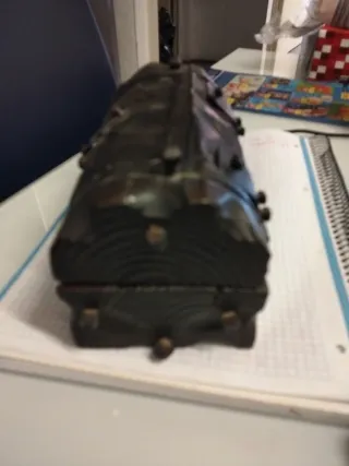 Baúl de madera y metal decorativo