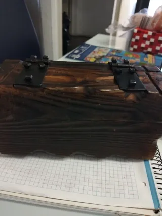 Baúl de madera y metal decorativo