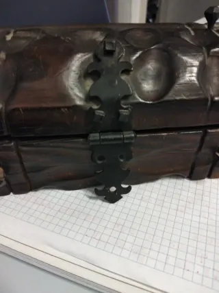 Baúl de madera y metal decorativo