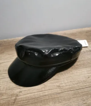 Gorra Charol Negra con Etiqueta