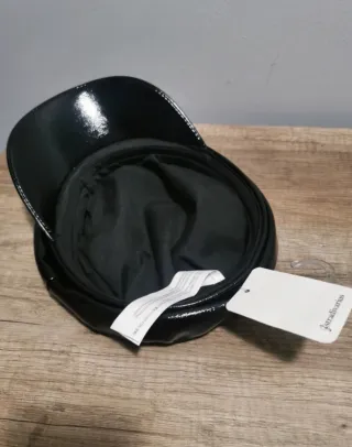 Gorra Charol Negra con Etiqueta