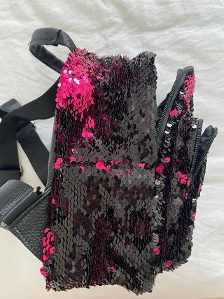 Mochila lentejuelas negra y fucsia IDC INSTITUTE