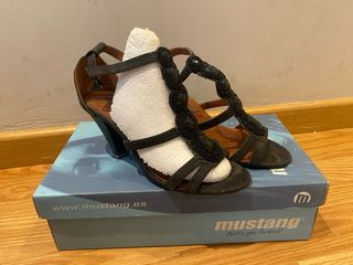 Sandalias Mustang tacón negro detalle pedrería