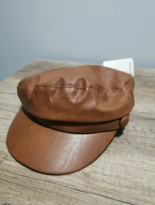 Gorra de cuero marrón con etiqueta