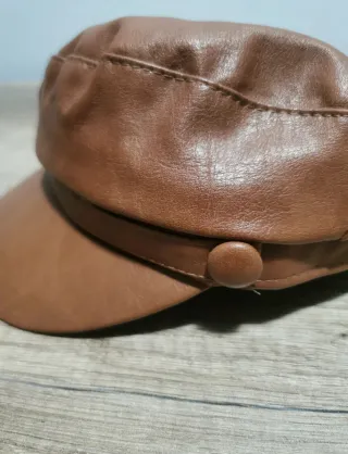 Gorra de cuero marrón con etiqueta