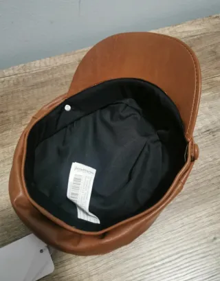 Gorra de cuero marrón con etiqueta