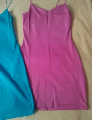 Vestidos de tirantes azul y fucsia