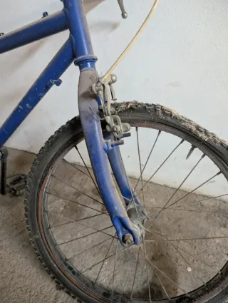 Bicicleta infantil azul vieja