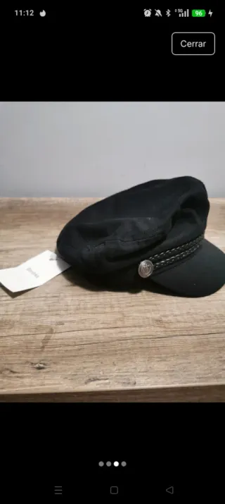Gorra negra con etiqueta