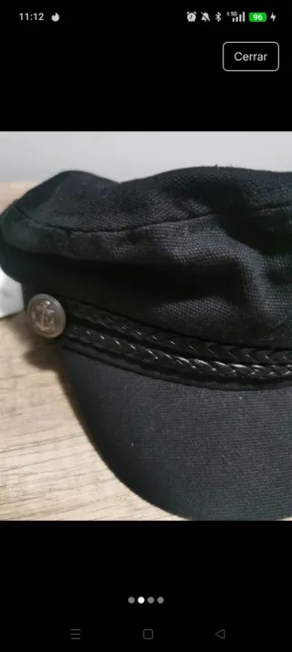 Gorra negra con etiqueta
