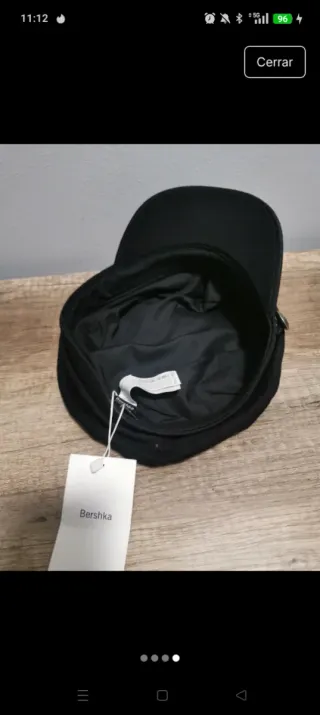 Gorra negra con etiqueta