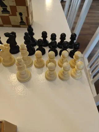 Ajedrez de viaje vintage con caja