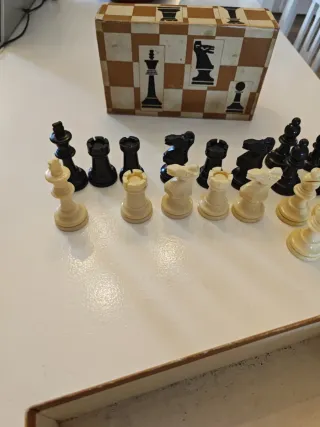 Ajedrez de viaje vintage con caja