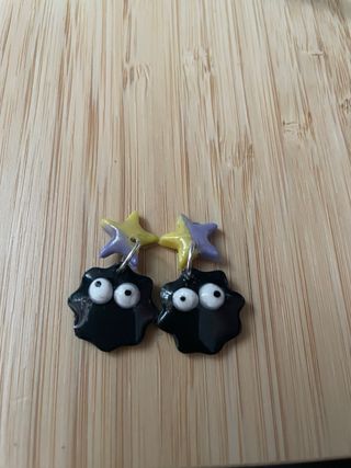 Pendientes Susuwatari negros y amarillos