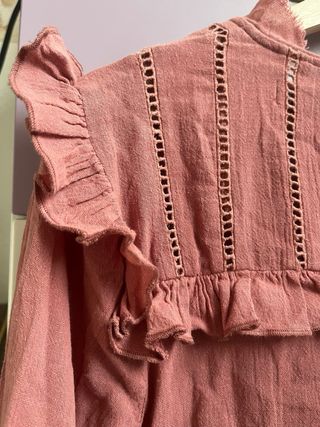 Blusa rosa con volantes y detalles